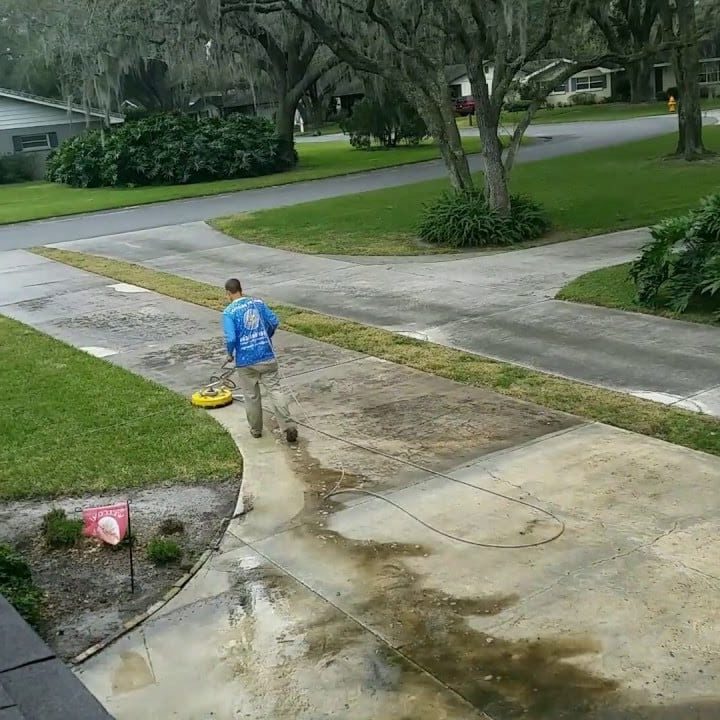 A proper driveway cleaning can set a house apart from the rest of the neighborhood! It’s also the first thing that guests to your home will notice. Here in Florida, concrete surfaces quickly become black with mold and algae.